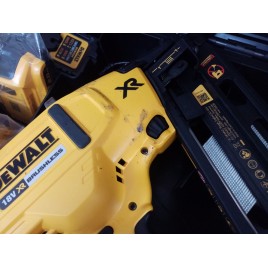 WYPRZEDAŻ DeWALT DCN660D2 Akumulatorowa gwoździarka 63 mm XR (2x2,0Ah/18V) Tstak UŻYWANY