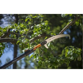 Fiskars Zestaw zakrzywiona piła do przycinania + uchwyt teleskopowy L 1001655