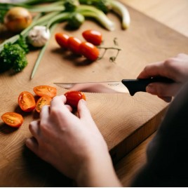 Fiskars Essential Nóż śniadaniowy (12 cm) 1065569