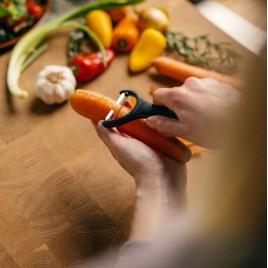 Fiskars Essential Obieraczka do warzyw 1065599