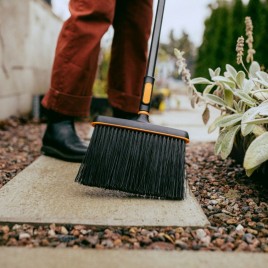 Fiskars OneClick Wąska miotła (27,1 cm) 1080699