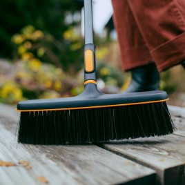 Fiskars OneClick Miotła na tarasy (34,3 cm) 1080700