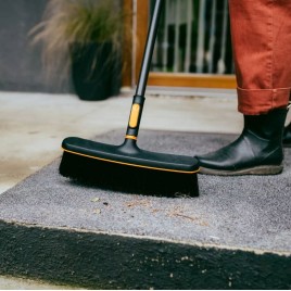 Fiskars OneClick Miotła na tarasy (34,3 cm) 1080700