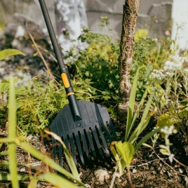 Fiskars OneClick Wąskie grabie do liści (21,7 cm) 1082704