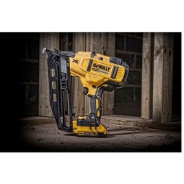 DeWALT DCN660D2 Akumulatorowa gwoździarka 63 mm XR (2x2,0Ah/18V) Tstak