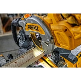 DeWALT DCS777T2 Aku Pilarka ukośnica XR FlexVolt (216mm/54V/2x6,0Ah)