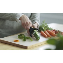 Fiskars Functional Form Obierak do warzyw, 15cm 1016122