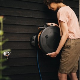 Fiskars Uchwyt ścienny do bębna z wężem M/L Solid™ 1059235